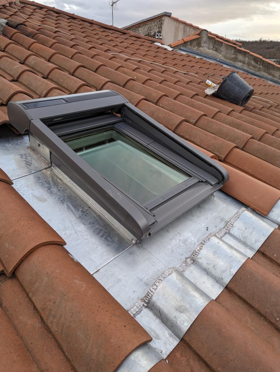 Pose Velux volet roulant sur tuiles canal — Ariège